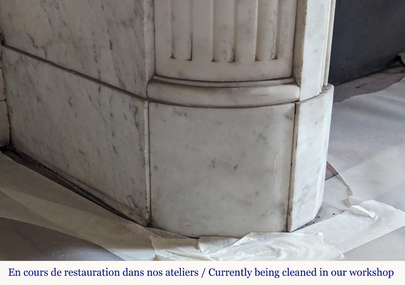 Round Louis XVI style mantel in Carrara marble adorned with a laurel wreath Round Louis XVI style mantel in Carrara marble adorned with a laurel wreath-8