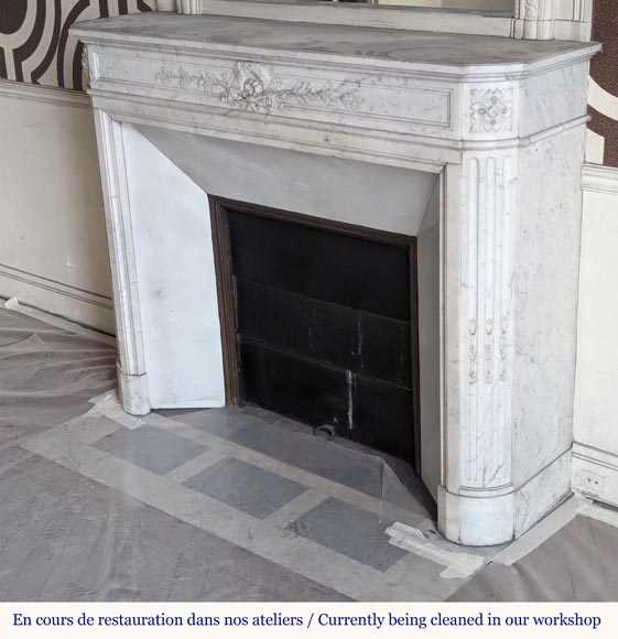 Round Louis XVI style mantel in Carrara marble adorned with a laurel wreath Round Louis XVI style mantel in Carrara marble adorned with a laurel wreath-9