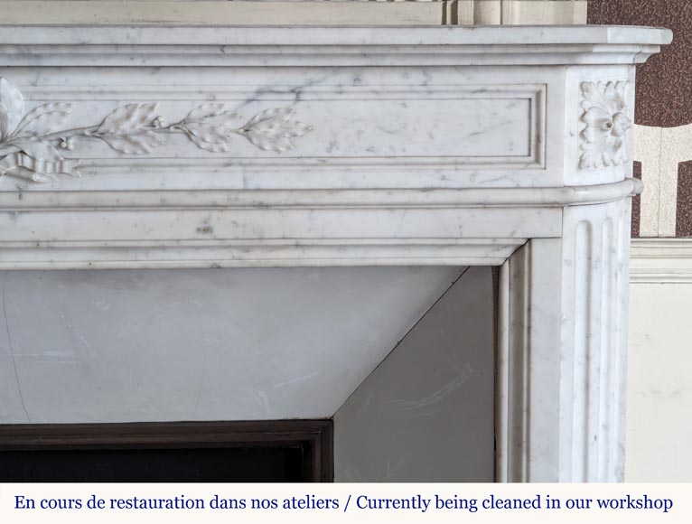 Round Louis XVI style mantel in Carrara marble adorned with a laurel wreath Round Louis XVI style mantel in Carrara marble adorned with a laurel wreath-10