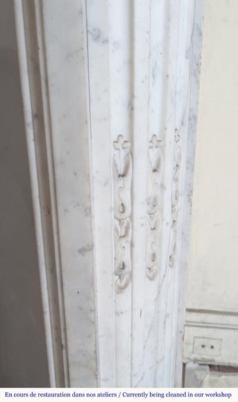 Round Louis XVI style mantel in Carrara marble adorned with a laurel wreath Round Louis XVI style mantel in Carrara marble adorned with a laurel wreath-11