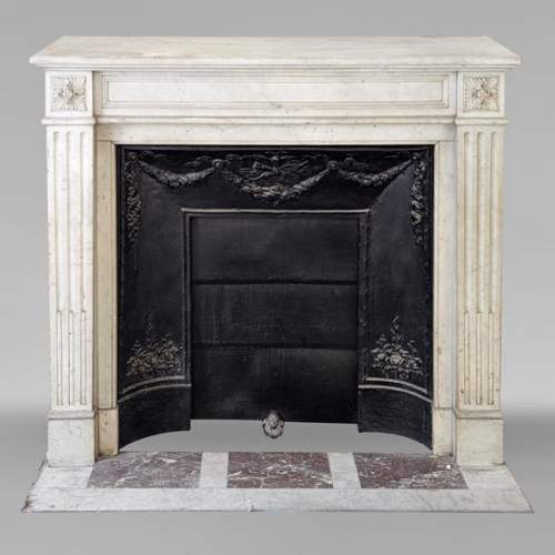 Louis XVI style mantel in Carrara marble adorned with rosettes