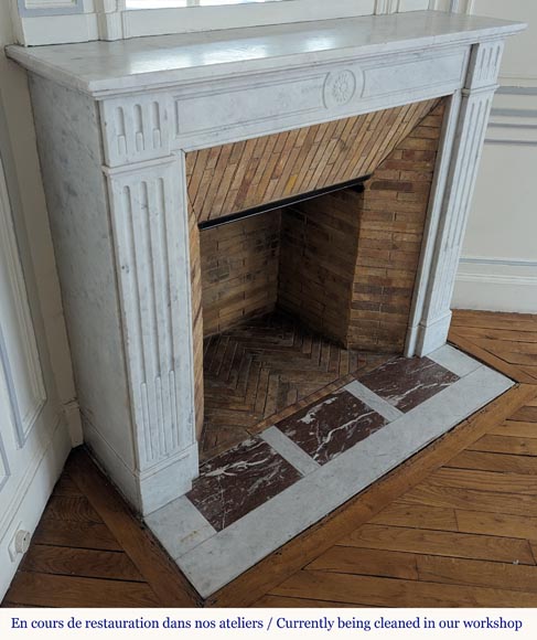 Louis XVI style mantel in Carrara marble adorned with a sunflower Louis XVI style mantel in Carrara marble adorned with a sunflower-2