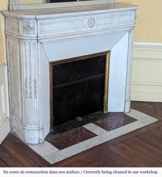 Louis XVI style Carrara marble mantel with rounded corners adorned with a sunflower flower Louis XVI style Carrara marble mantel with rounded corners adorned with a sunflower flower-3