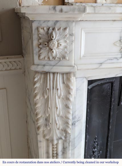 Curved Louis XVI style mantel in Arabescato marble decorated with a laurel wreath Curved Louis XVI style mantel in Arabescato marble decorated with a laurel wreath-4