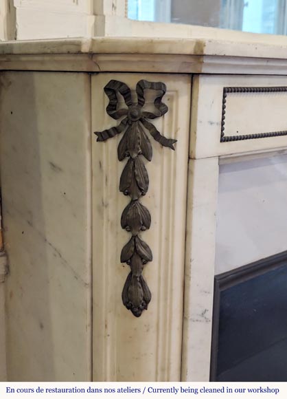 Louis XVI style mantel with rounded corners in statuary marble decorated in bronze Louis XVI style mantel with rounded corners in statuary marble decorated in bronze-3