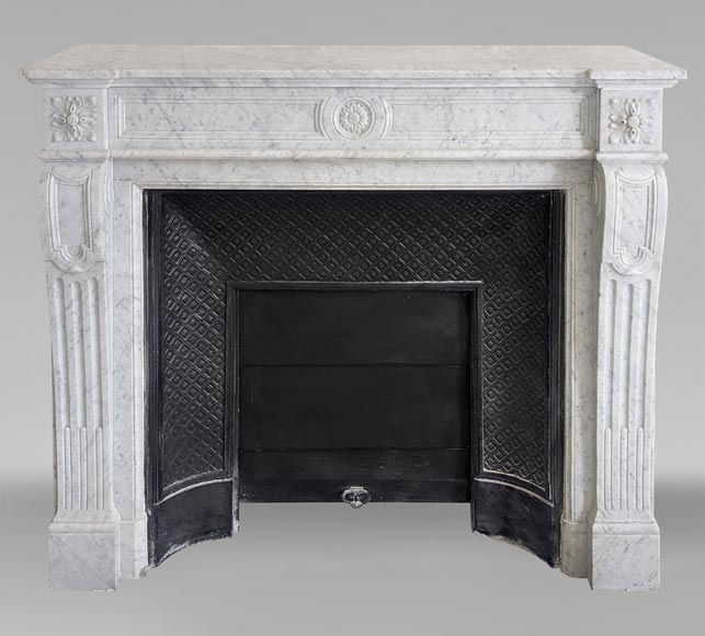 Cheminée de style Louis XVI en marbre de Carrare ornée d'un tournesol Cheminée de style Louis XVI en marbre de Carrare ornée d'un tournesol-0