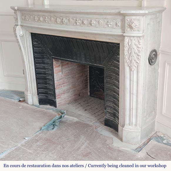 Louis XVI style curved Carrara marble mantel decorated with a frieze of macaroons Louis XVI style curved Carrara marble mantel decorated with a frieze of macaroons-8