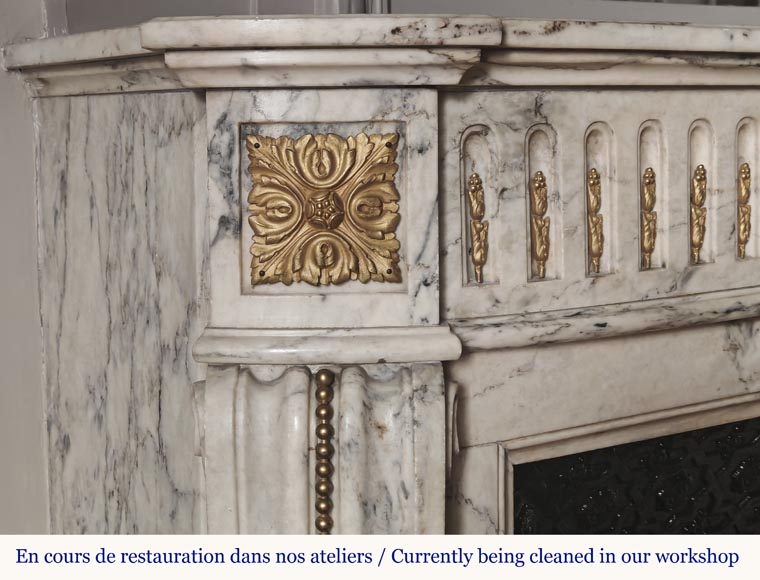 Curved Louis XVI style fireplace in veined marble, with bronze asparagus decoration Curved Louis XVI style fireplace in veined marble, with bronze asparagus decoration-4
