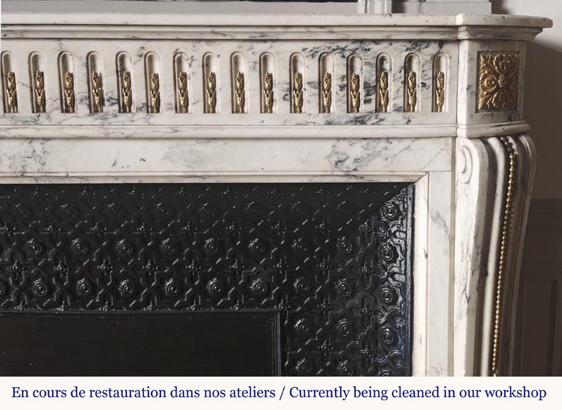 Curved Louis XVI style fireplace in veined marble, with bronze asparagus decoration Curved Louis XVI style fireplace in veined marble, with bronze asparagus decoration-7