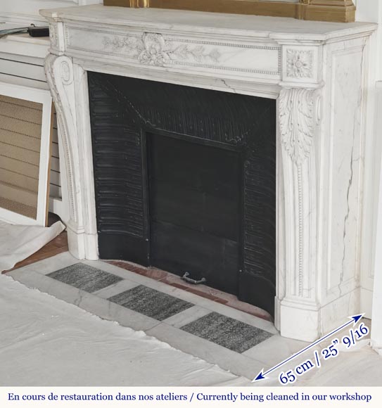 Curved Louis XVI style fireplace with beaded decoration, in semi-statuary marble. Curved Louis XVI style fireplace with beaded decoration, in semi-statuary marble.-8