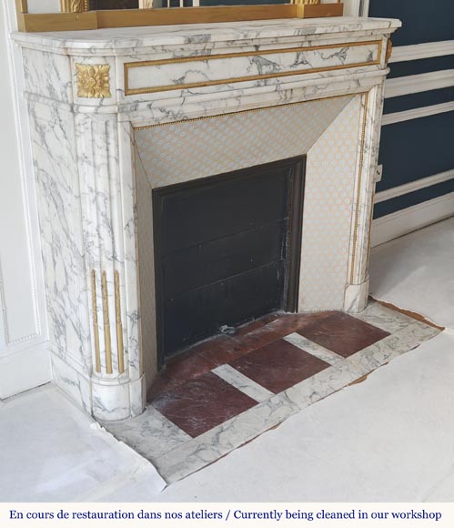 Louis XVI style fireplace in Arabescato marble, with bronze decoration Louis XVI style fireplace in Arabescato marble, with bronze decoration-2