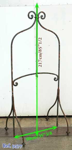 19th century iron water well head 19th century iron water well head-3