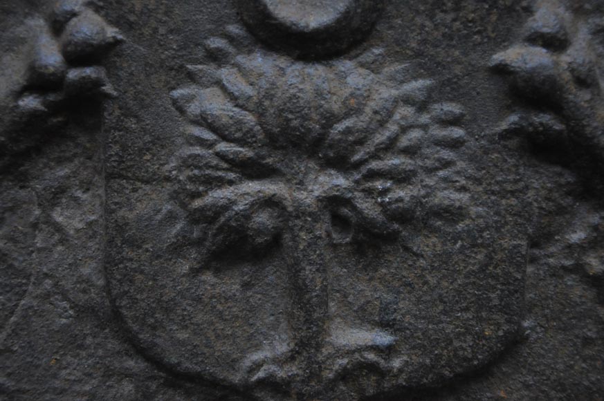 Antique cast iron fireback with dogs and coat of arms Antique cast iron fireback with dogs and coat of arms-4