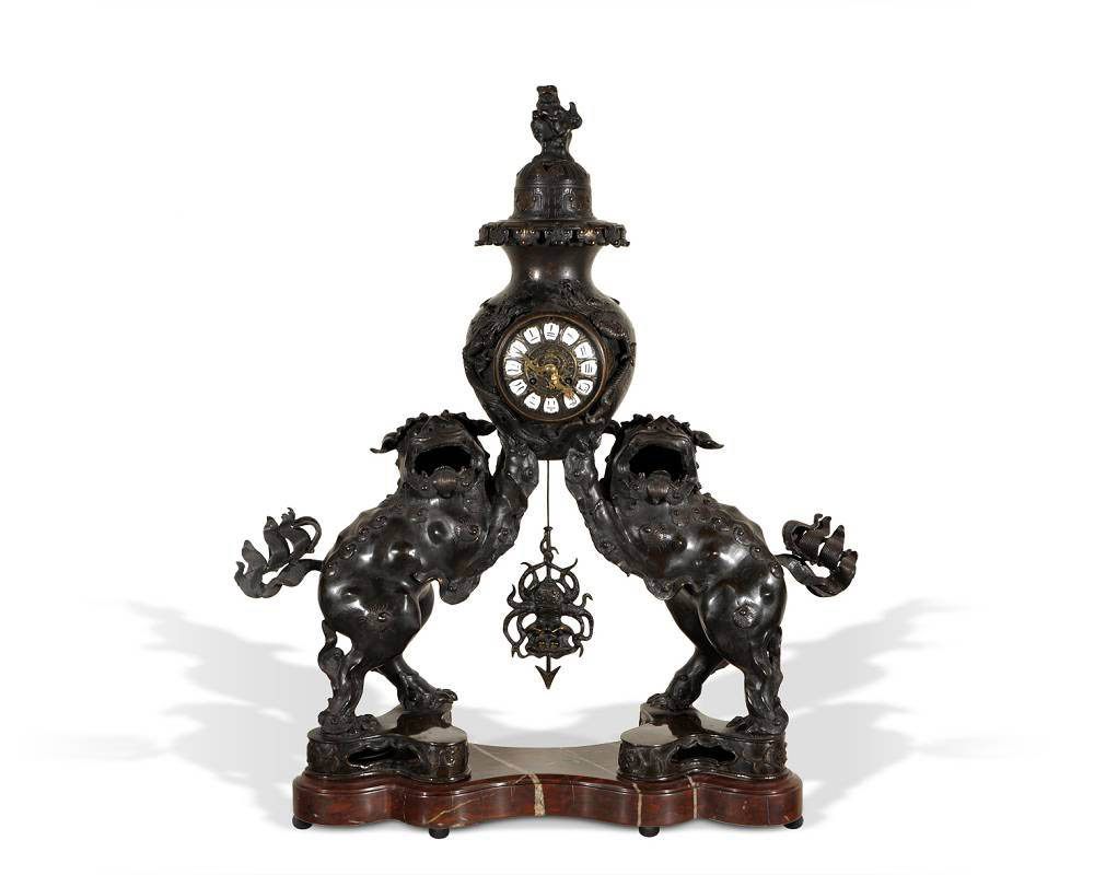 Exceptionnelle horloge aux grands chiens de Fô Pendules, garnitures