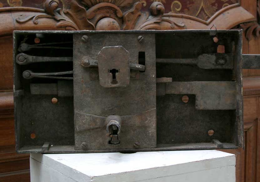 18th century lock.-5