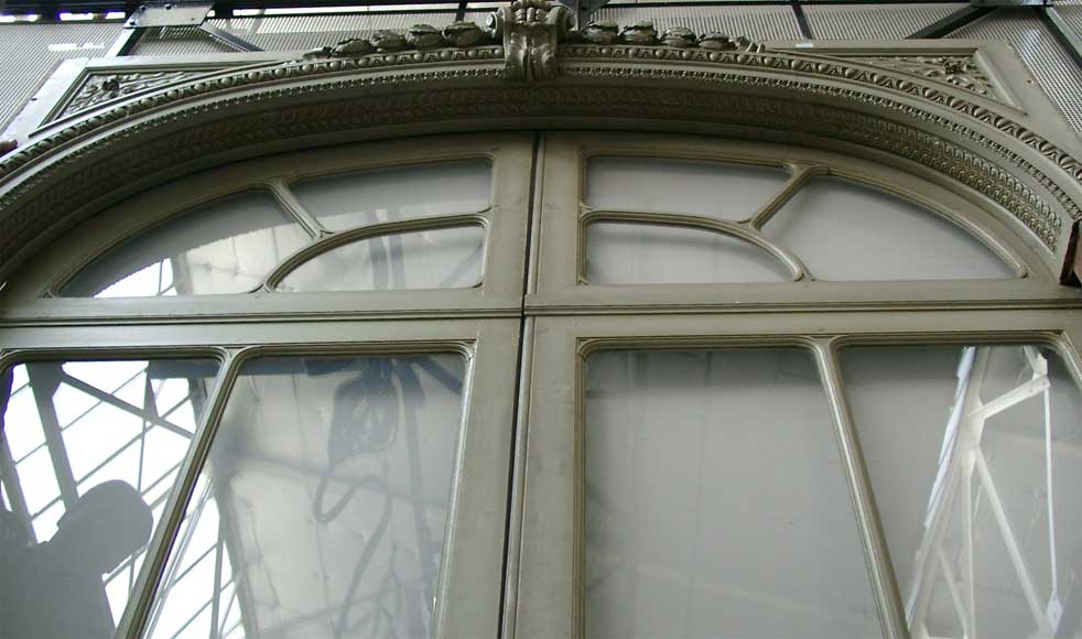 Double sliding door.-1