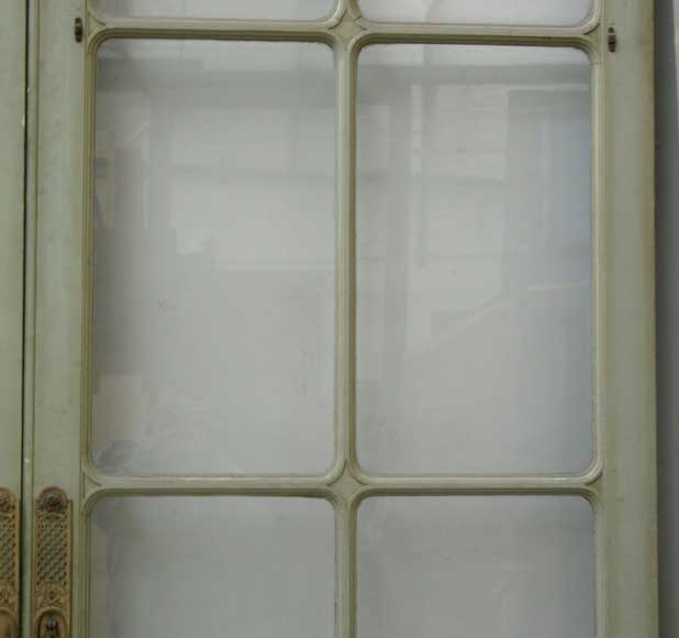Double sliding door.-6