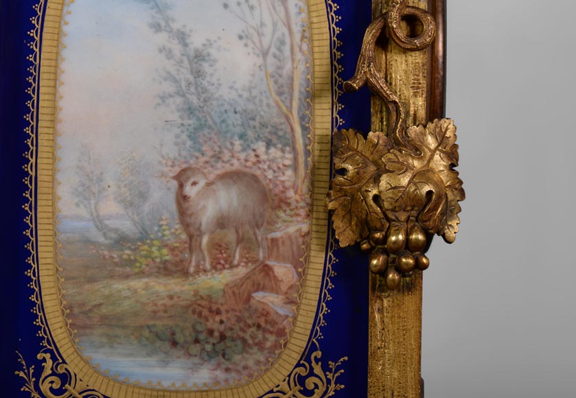 Pelisson Napoleon III コニャック A Napoleon III style clock made out of porcelain and gilded bronze