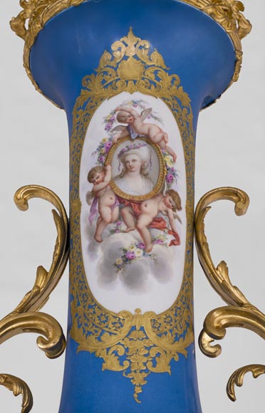 Napoleon III monumental vase in Porcelain of Paris with the Triumph of Venus mounted in gilt bronze with espagnolettes-6