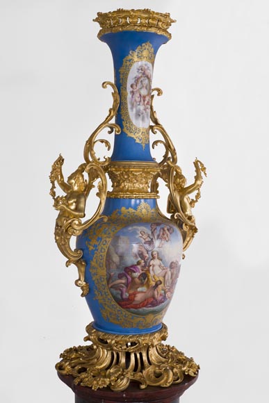 Napoleon III monumental vase in Porcelain of Paris with the Triumph of Venus mounted in gilt bronze with espagnolettes-12