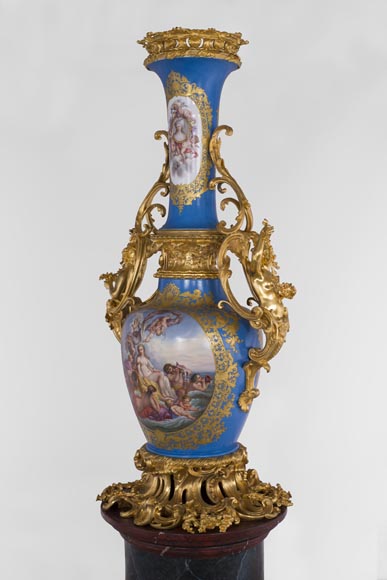 Napoleon III monumental vase in Porcelain of Paris with the Triumph of Venus mounted in gilt bronze with espagnolettes-15