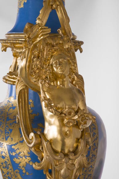Napoleon III monumental vase in Porcelain of Paris with the Triumph of Venus mounted in gilt bronze with espagnolettes-16