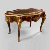 TAHAN Manufactory, Julien-Nicolas RIVART (1802-1867) and Pierre-Joseph GUEROU - Exceptional Louis XV style violin-shaped Desk Decorated with porcelain marquetry And gilt bronze espagnolettes