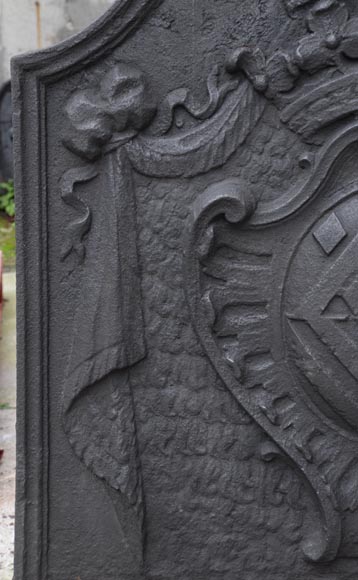 Beautiful antique cast iron fireback with the Fyot family coat of arms, 18th century-3