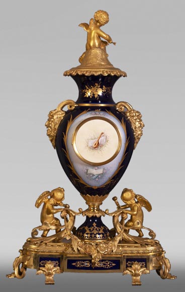 Napoleon III style clock, in Sèvres night blue porcelain and gilded bronze-7