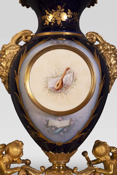 Napoleon III style clock, in Sèvres night blue porcelain and gilded bronze-8