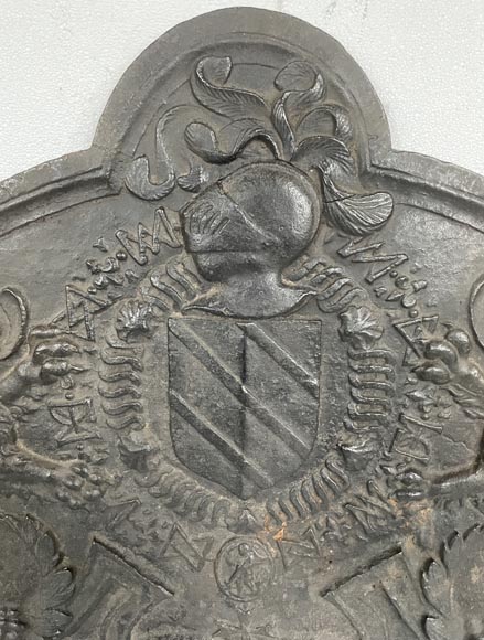Cast iron fireback with Pellet de Fretinville family coat of arms, 16th century-3