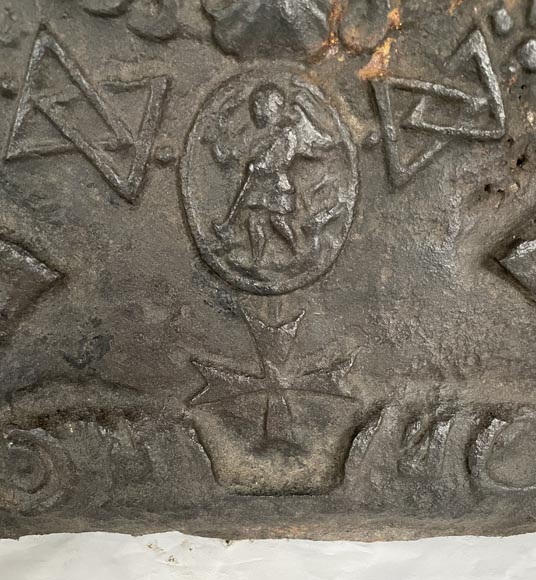 Cast iron fireback with Pellet de Fretinville family coat of arms, 16th century-4