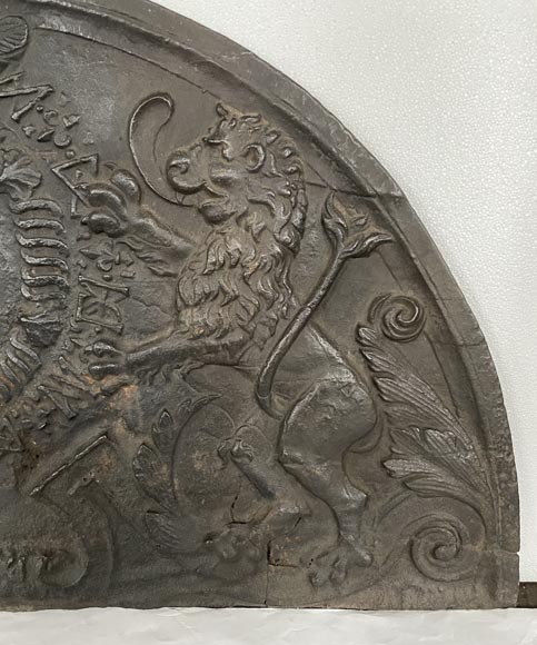 Cast iron fireback with Pellet de Fretinville family coat of arms, 16th century-5