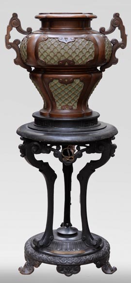 Capitain-Gény foundry, Bronze burnished cast iron vase on a tripod, circa 1892-0