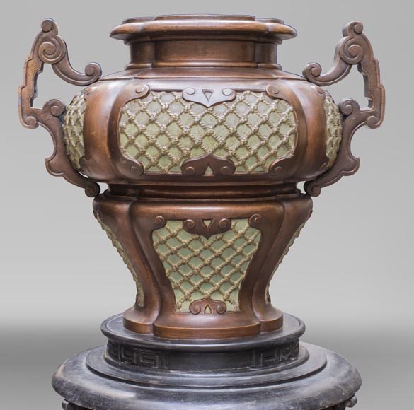 Capitain-Gény foundry, Bronze burnished cast iron vase on a tripod, circa 1892-2