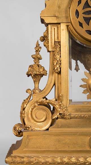 Louis XVI style clock, in gilded bronze-7