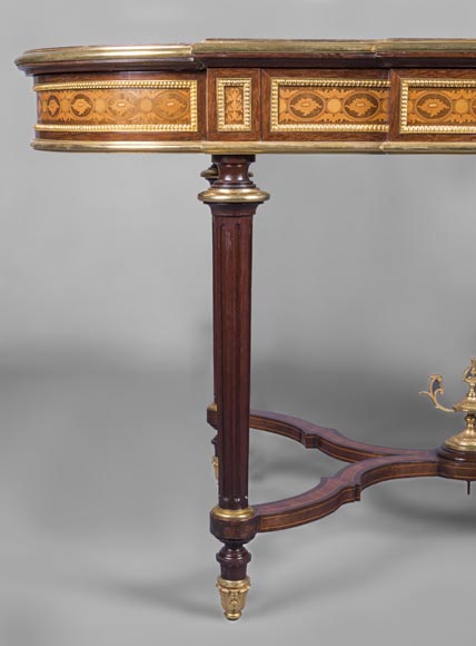 Exceptional Napoleon III style table in diverse varieties of wood marquetery, second half of the 19th century-7