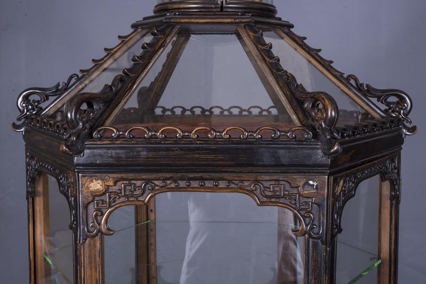 Display cabinet of Far Eastern inspiration, hexagonal form
