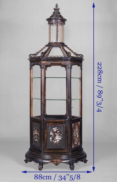 Display cabinet of Far Eastern inspiration, hexagonal form