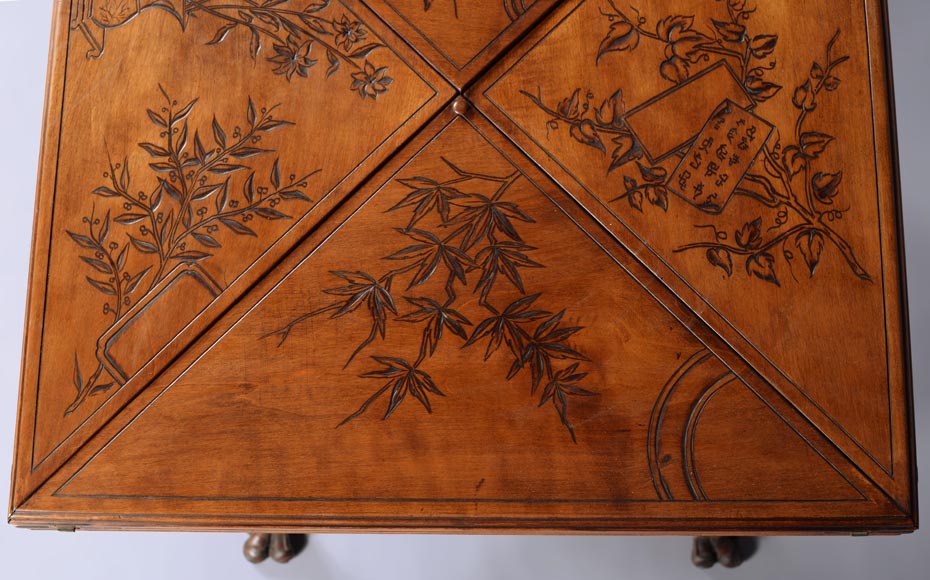 Japanese style game table with an engraved decoration - Gueridons