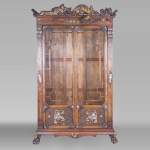 Important display cabinet with dragon and mother-of-pearl decoration