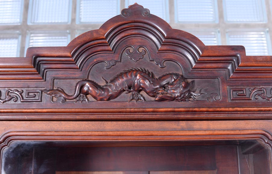 Small Japanese unit with a decor of vase with flowers and mother of