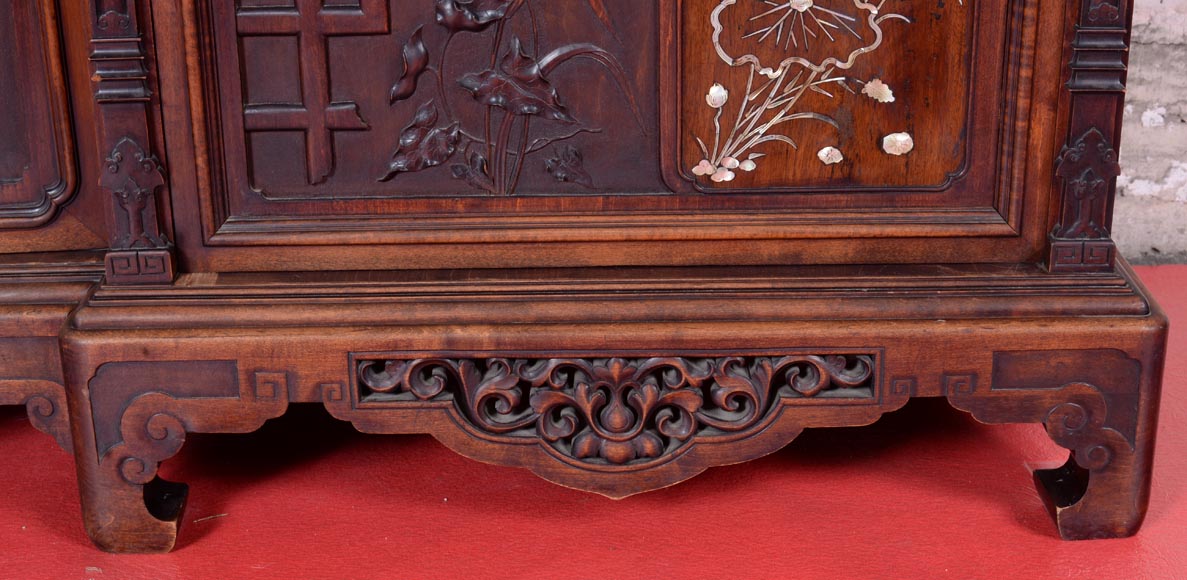 Small Japanese unit with a decor of vase with flowers and mother of