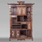 Shelves cabinet of Far Eastern inspiration, decorated with floral vases in mother-of-pearl and ivory