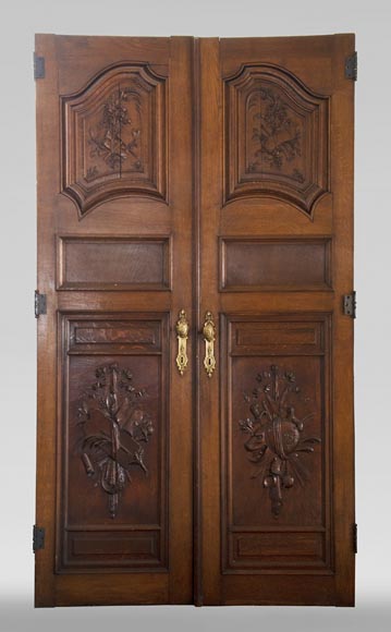 Double door in carved oak decorated with military trophies-0