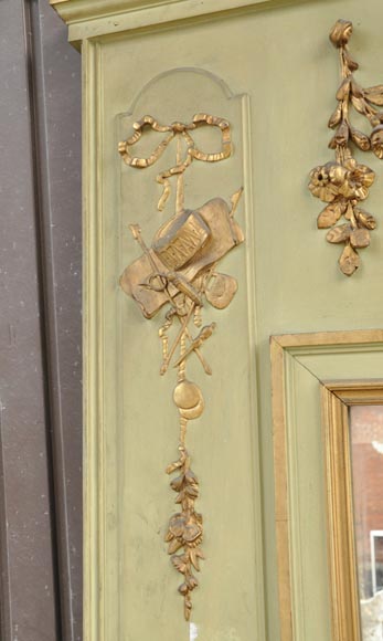 Beautiful antique Louis XVI style pier glass with basket decor and flowers in gilded stucco and green lacquer-4