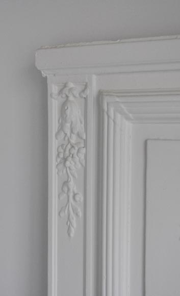 Antique Louis XVI style trumeau in painted stucco decorated with a flaming torch and quiver-4
