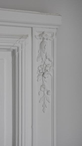 Antique Louis XVI style trumeau in painted stucco decorated with a flaming torch and quiver-5
