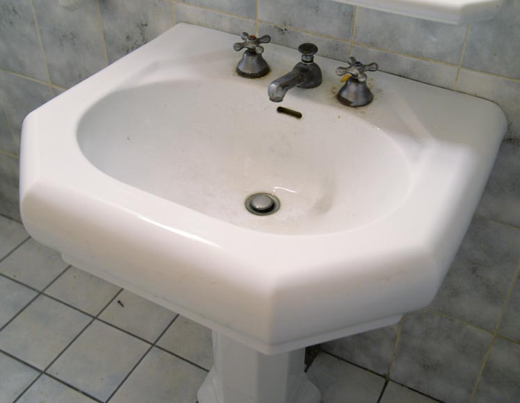Earthenware washbasin on column -3