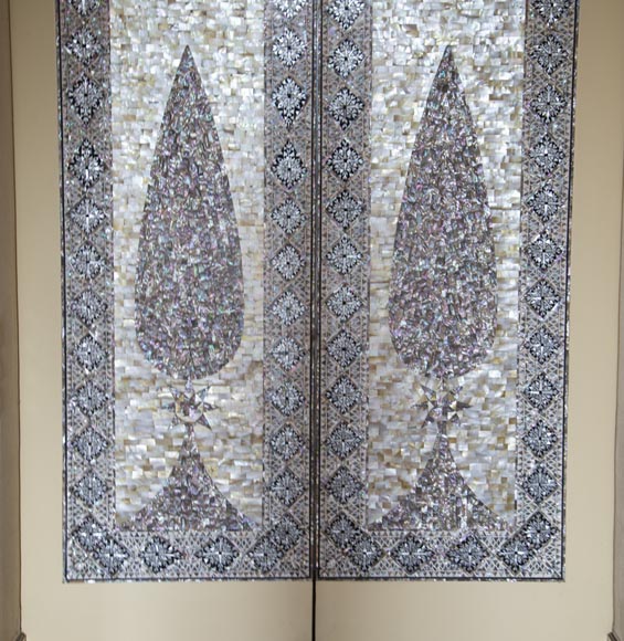 Pair of lacquered sliding double doors with orientalist mother-of-pearl decor-10